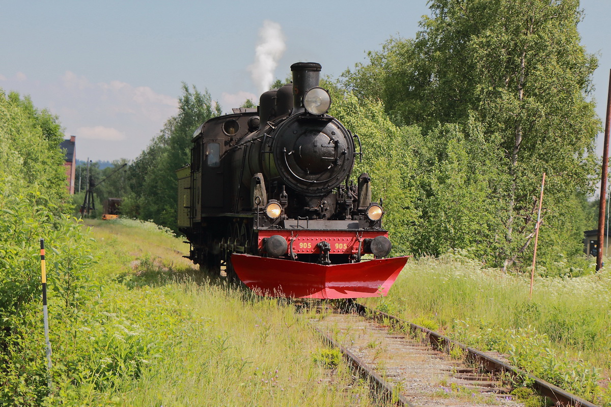 Vorfahrt der Dampflok 905 (Littera E (II)) in ein Bahnhofsgleis von Storuman am 28. Juni 2022.