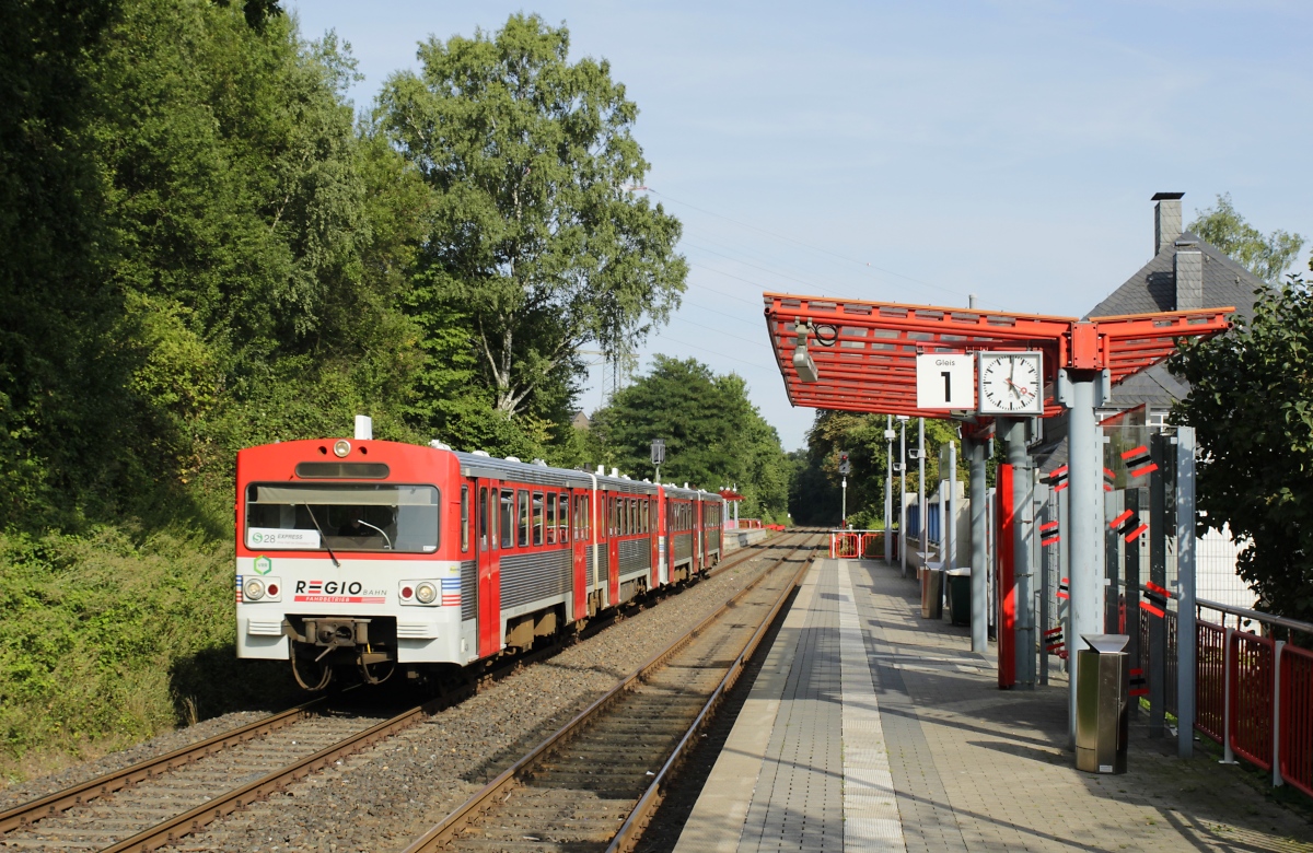 Vorgänger der 1993 für die AKN beschafften Triebwagen vom Typ VTA waren die 1976 in Dienst gestellten Fahrzeuge des Typs VT2E, die nach der Beschaffung der LINT 54 verschrottet bzw. verkauft wurden. Zu letzteren zählen die VT 42 und 39 der BayernBahn (ex AKN VT 2.42 und 2.39), die in den Sommerferien 2017 an die Regiobahn Kaarst - Mettmann vermietet wurden, hier am 23.08.2017 in Erkrath Nord.