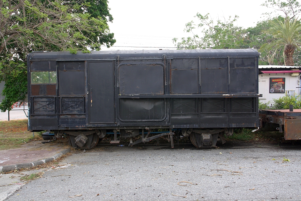 Vorher als Restaurant verwendete steht der ต.ญ.151140 (ต.ญ.=C.G./Covered Goods Wagon) gemeinsam mit einem nummernlosen ข.ต. (ข.ต. =L.S./Low Sided Wagon) nun an der Parkplatzeinfahrt des Srinagarindra Train Night Market. - Bild vom 27.April 2023.