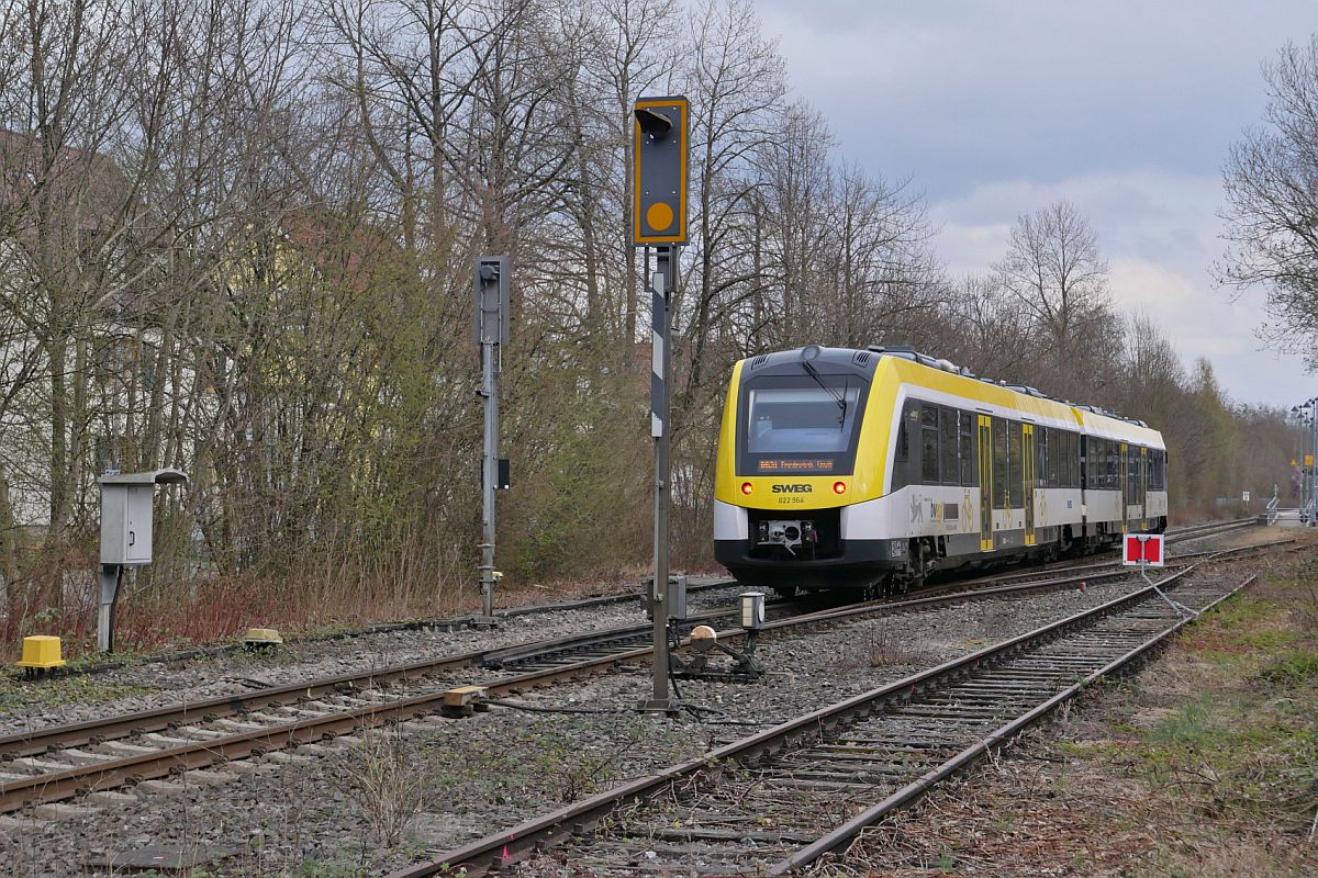Vorher# - Am 03.04.2022 ist in Friedrichshafen-Fischbach noch der Abzweig zu einem stillgelegten Werksanschlußgleis zu sehen. Auf der Fahrt von Radolfzell nach Friedrichshafen Stadt hat 622 964 als RB 31 / 17787 die Weiche zum Werksgleis gerade passiert. Aufnahmestandort vor einem geschlossenen Bahnübergang.