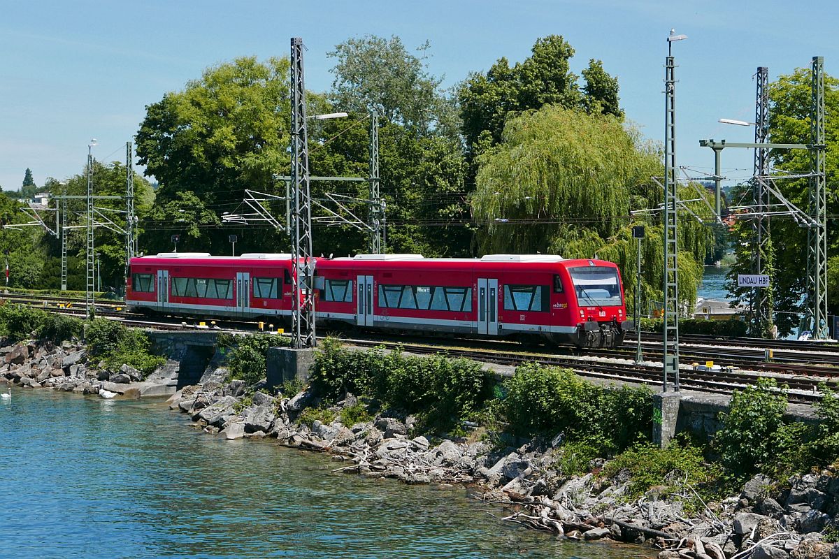 Vorher# - Am 08.07.2020 sind auf dem Lindauer Bodenseedamm noch die alten Turmmasten mit ihren Quertragwerken und die neuen Turmmasten mit Quertrgern und Auslegern zu sehen. 650 020 und ein weiterer Triebwagen der Baureihe 650 als RB 22721, Friedrichshafen - Lindau, kurz vor dem Ziel.