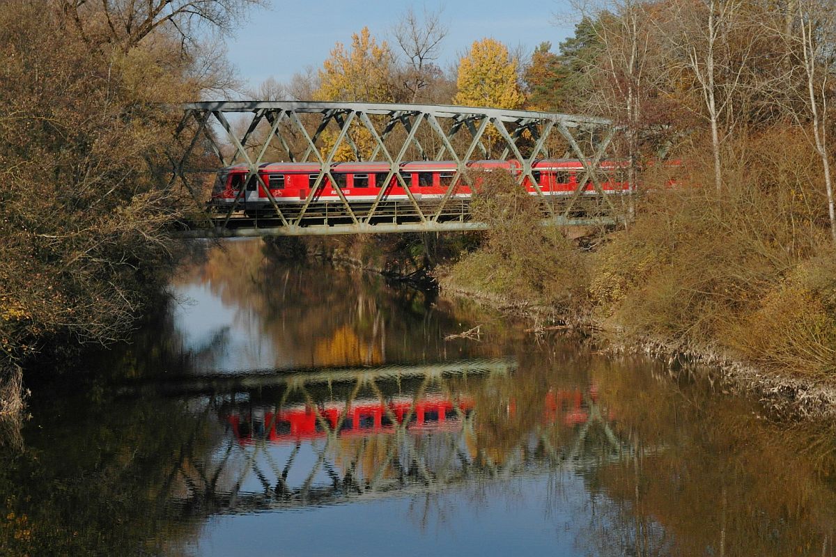 Vorher# - Auf der aus dem Jahr 1898 stammenden Argenbrcke bei Langenargen fhrt am 08.11.2015 RB 22725 von Friedrichshafen Hafen kommend nach Lindau.