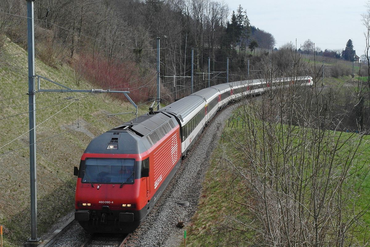 Vorher# Auf der eingleisigen Strecke den Seercken hinunter fhrt am 06.04.2015 bei Unterhard Re 460 090-4 mit dem IR 2118, Konstanz - Biel, und befindet sich kurz vor dem nchsten Halt in Weinfelden.