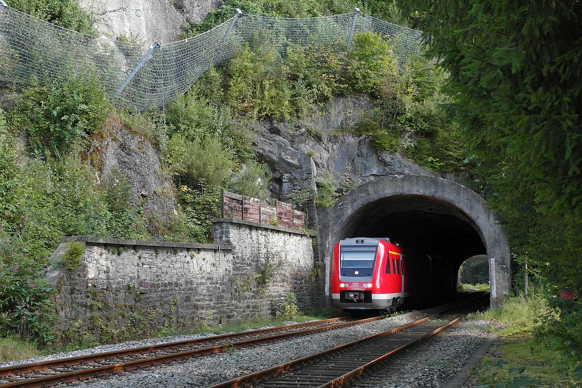 Vorher# Der Oberstaufener Tunnel vor der Erneuerung. 612 003 durchfhrt am 07.09.2014 als RE 3190, Augsburg - Lindau den ber 160 Jahre alten Tunnel. Die maximale Durchfahrtsgeschwindigkeit ist auf 30 km/h beschrnkt. Auf Grund des geringen Lichtraumprofils knnen keine Doppelstockwagen sowie beladene Containerwagen den Tunnel passieren.