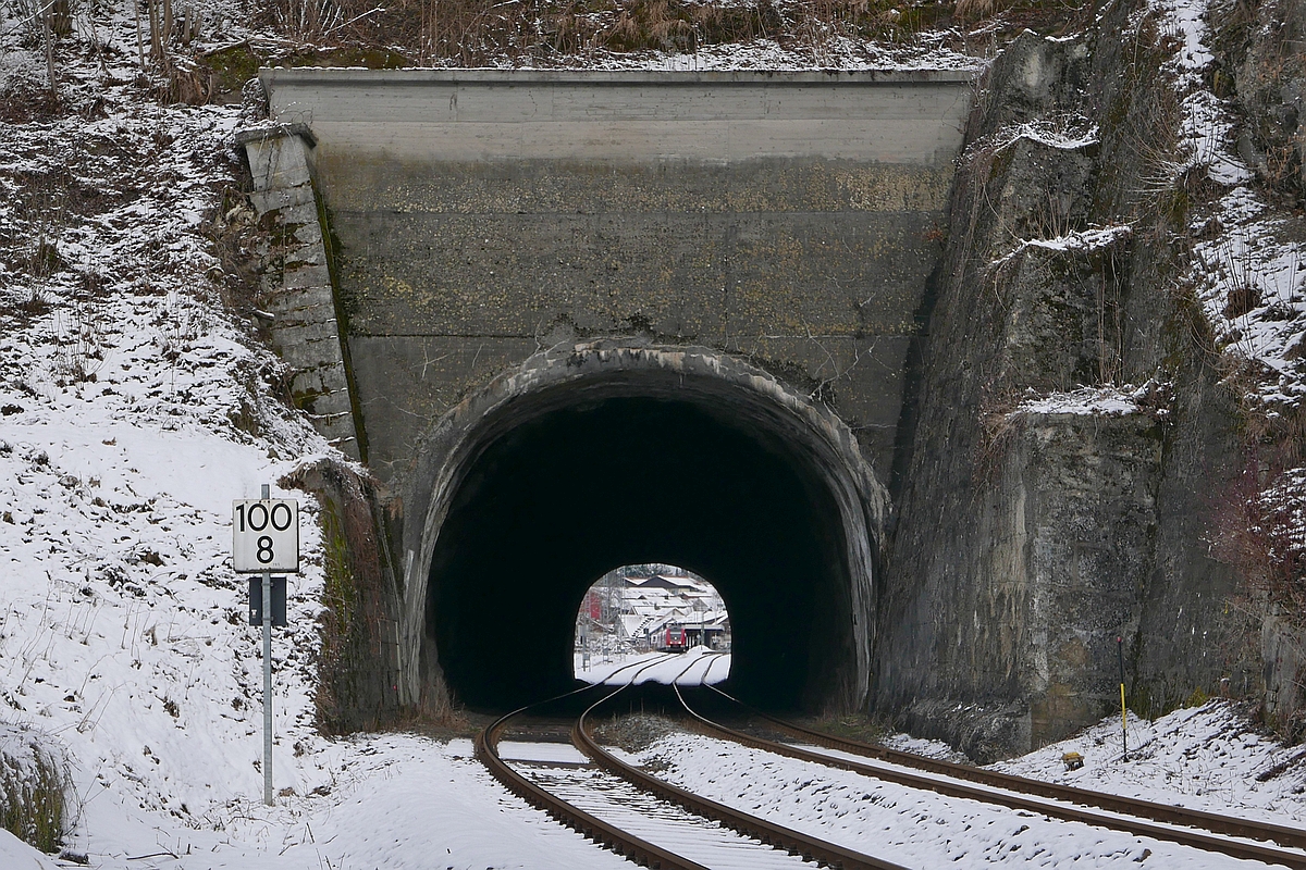 Vorher# Der Oberstaufener Tunnel vor der Erneuerung. Blick durch den über 160 Jahre alten Tunnel auf den im Hintergrund liegenden Bahnhof von Oberstaufen am 20.02.2016. Die maximale Durchfahrtsgeschwindigkeit ist auf 30 km/h beschränkt und auf Grund des geringen Lichtraumprofils können keine Doppelstockwagen sowie beladene Containerwagen den Tunnel passieren.