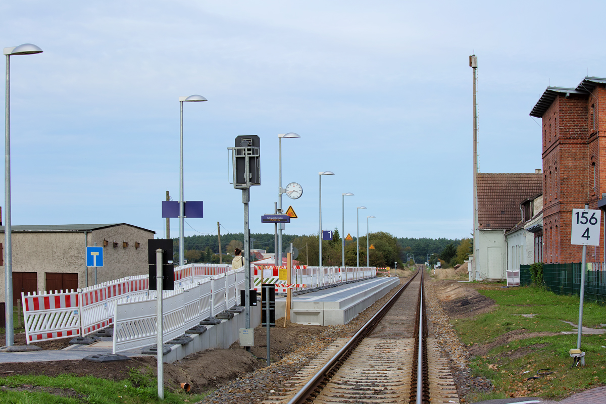 Vorher-Nacher-Aufnahme vom BÜ des Hp Eggesin, der einen rollstuhlgerechten Bahnsteig erhält. - 08.10.2014