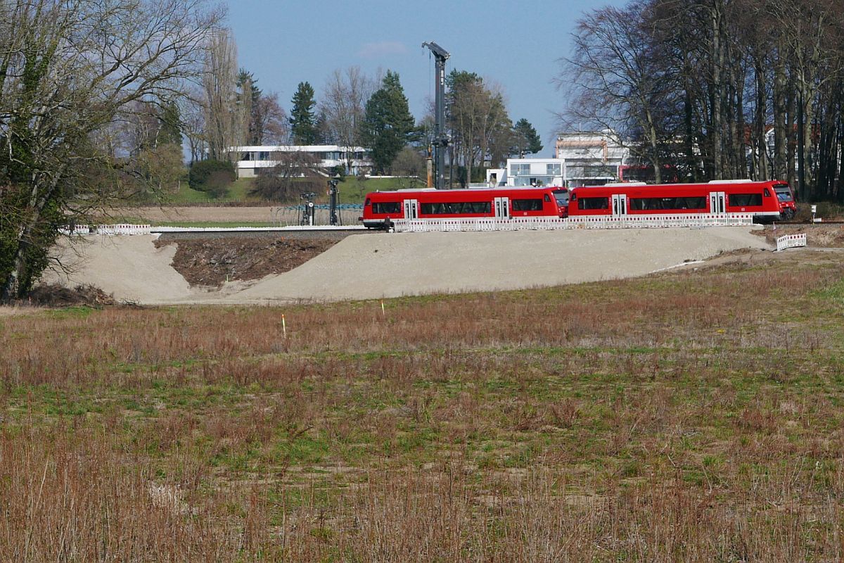 Vorher# - oder - Landschaft im Wandel der Zeit (|) - Im Mrz 2018 sind bei Fischbach vorbereitende Arbeiten fr den Bau einer Eisenbahnbrcke zu sehen. RB 22781 passiert auf der Fahrt von Radolfzell nach Friedrichshafen die Baustelle.