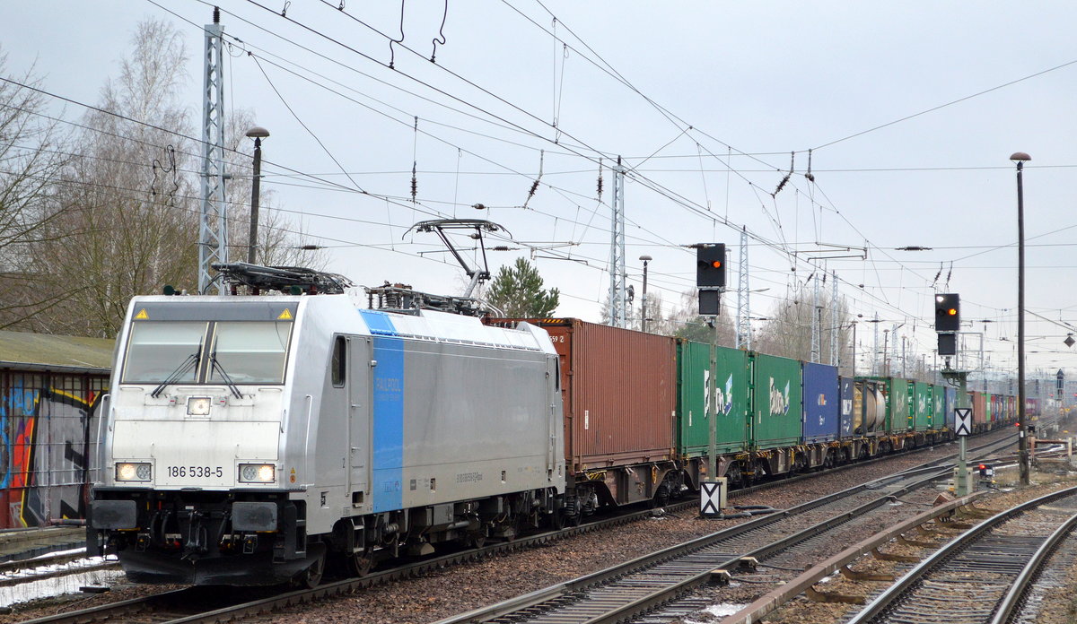 Vorige Woche Railpool Lok  186 539-3 , diese Woche nun  186 538-5  [NVR-Nummer: 91 80 6186 538-5 D-RPOOL] mit der Inbetriebnahme 2020, ich nehme an das Linaes diese  Loks angemietet hat?, hier mit Containerzug Richtung Frankfurt/Oder am 17.02.21 Berlin Hirschgarten.