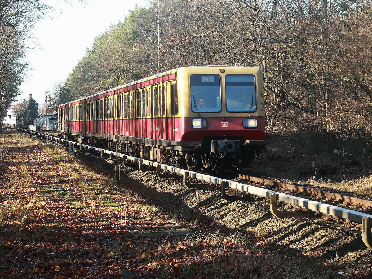 Vorletzter Tag der S-Bahn Berlin S 47 mit der BR 485 in Richtung Spindlersfelde kurz vor dem Bahnübergang an der Ostritzer Strasse (nahe dem Bruno Bürgel Weg) am 30. Dezember 2020. Ab 01. Januar 2021 wird hier die BR 483/484 eingesetzt.