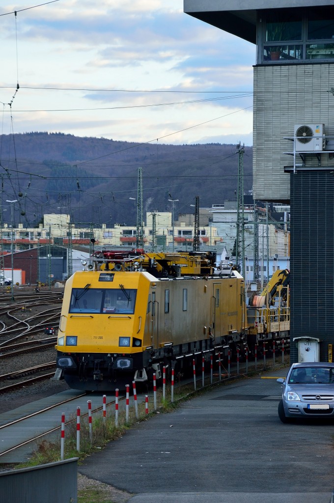 Vorm Stellwerk in Koblenz Hbf steht der 711 205 abgestellt.
4.3.2014