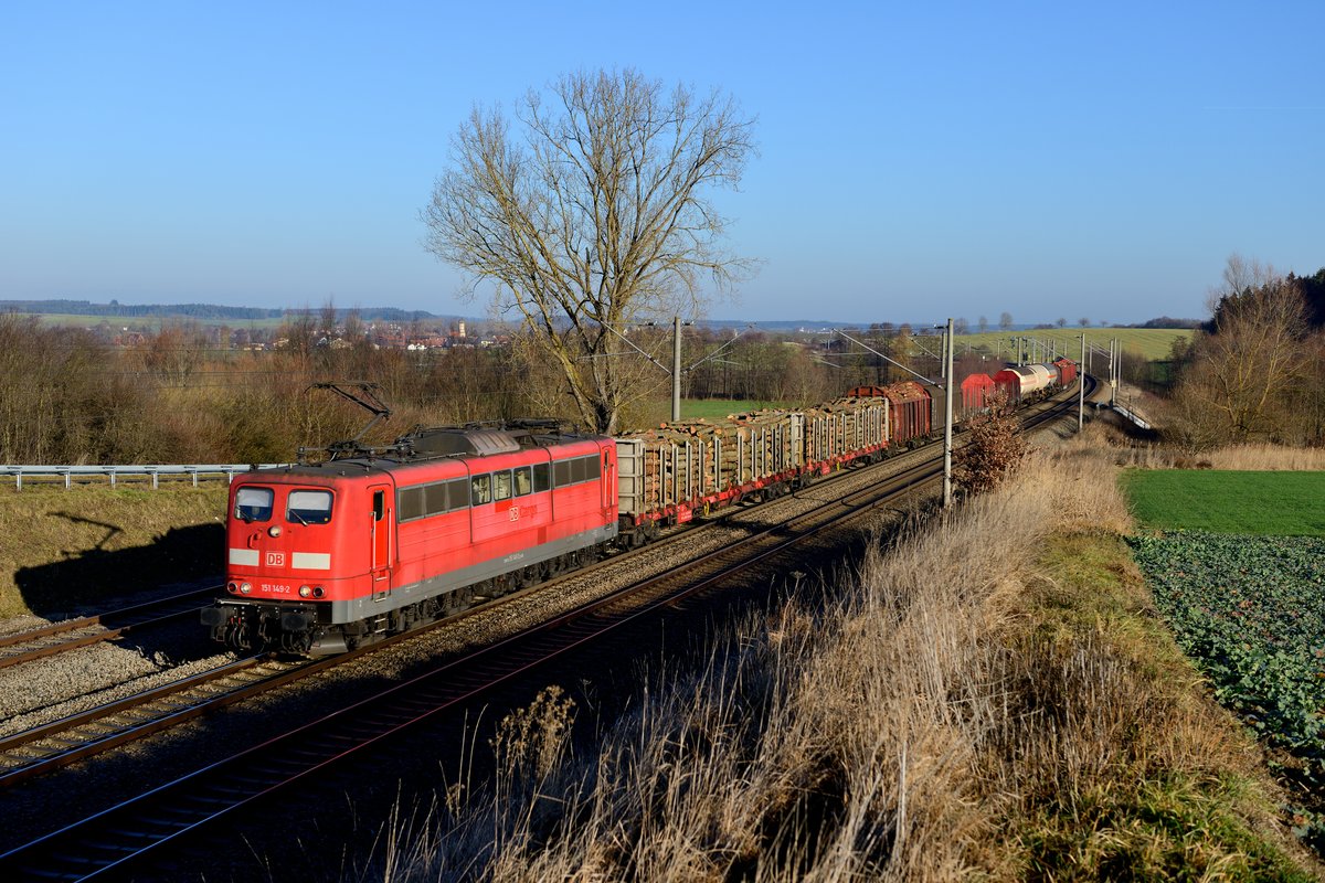 Vormittags verkehrt an Werktagen recht verlässlich ein gemischter Güterzug von Nürnberg Rangierbahnhof nach München Nord auf der KBS 900. Am 23. Dezember 2015 war 151 149 für die Beförderung dieses Zuges eingeteilt und konnte bei Vierkirchen auf den Speicherchip gebannt werden.