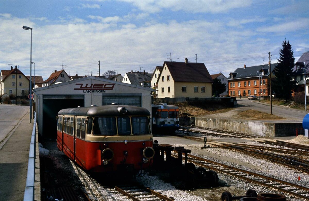 Vorn der auf 1000 mm umgebaute Schienenbus der WEG-Nebenbahn Amstetten-Laichingen vor dem Depot von Laichingen. Er war 1985 nur noch dort abgestellt, eingesetzt waren da lediglich WEG T30 und T31. 
Datum: 01.04.1985   