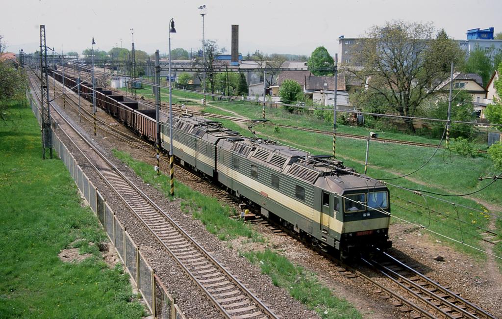 Vorn im Bild verluft das Breitspurgleis durch den Bahnhof Trebisov.
131002+131001 sind aber als Doppellok mit einem Leerzug am 2.5.2003 auf dem
Normalspurgleis Richtung Sdosten unterwegs. 