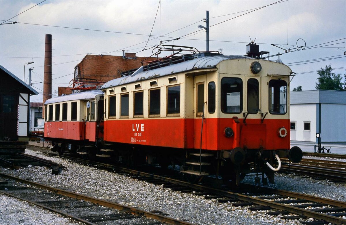 Vorn ET 24 102 der Lokalbahn Lambach-Vorchdorf-Eggenberg vor der Hauptwerkstatt Vorchdorf. Ob der ET 20.105, der am ET 24 102 hing, dort wiederhergestellt wurde, weiß ich leider nicht.
Datum: 06.04.1986.