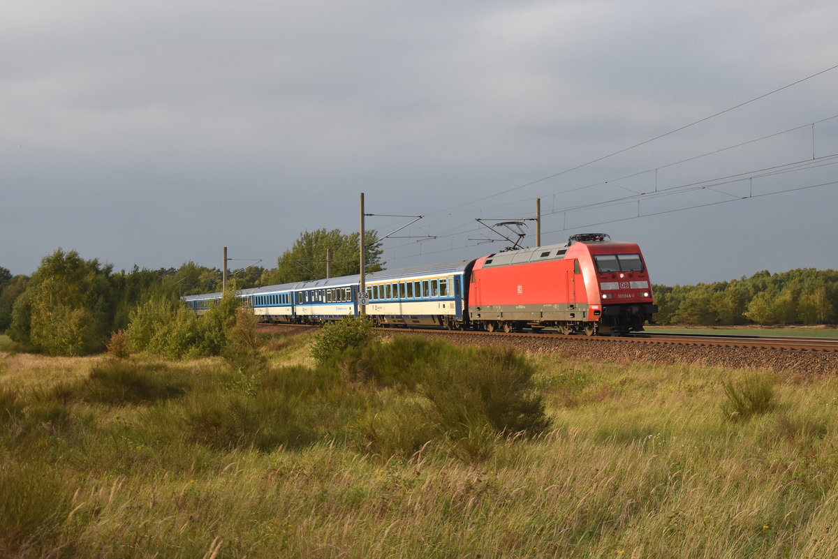 Vorne Dunkel, hinten Hell. 101 046-1 mit dem Eurocity nach Prag, kurz nach der Abfahrt vom Bahnhof Büchen. 3km östlich von Büchen, 27.09.2018.
