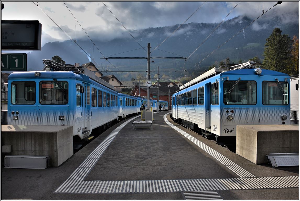 Vorne links steht R129 von Arth-Goldau auf die Rigi. (13.11.2019)