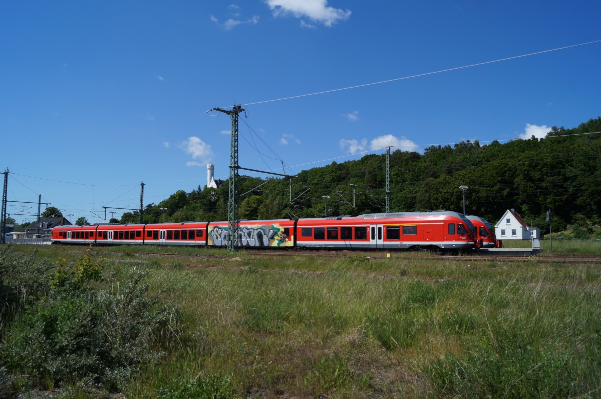 Vorne: RE nach Ostseebad Binz
Hinten: RE nach Saßnitz 
Aufgenommen am 09.06.2015 in Lietzow auf Rügen.