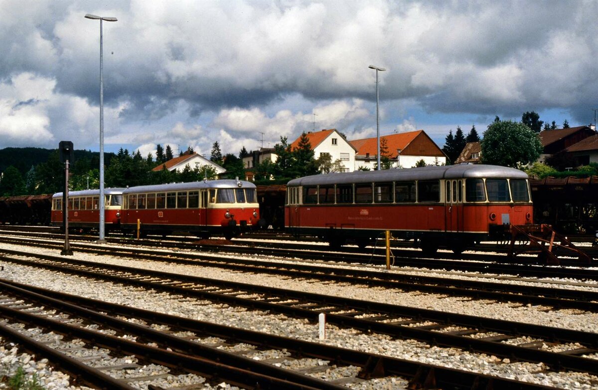 Vorne rechts befindet sich ein abgestellter Uerdinger Schienenbusbeiwagen der Hohenzollerischen Landesbahn im Gleisbereich von Gammertingen. Dieser Wagen war vielleicht vor längerer Zeit ein Ersatzwagen, doch fahrfähig war er sicher zu diesem Zeitpunkt nicht. Wegen seiner Länge müsste es ein Wagen der Baureihe VB 98 sein (?).
Datum: 29.10.1984