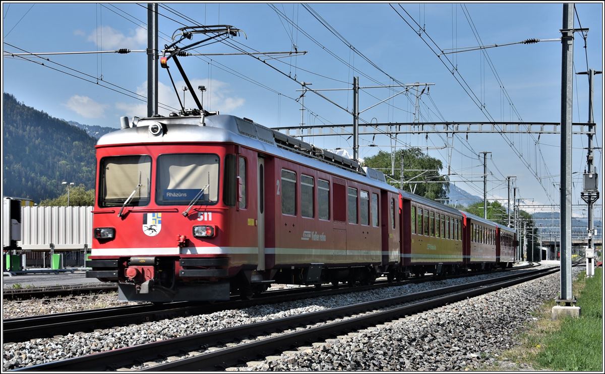 Vorortspendelzug Be 4/4 511 als S1 1513 in Felsberg. (25.04.2018)