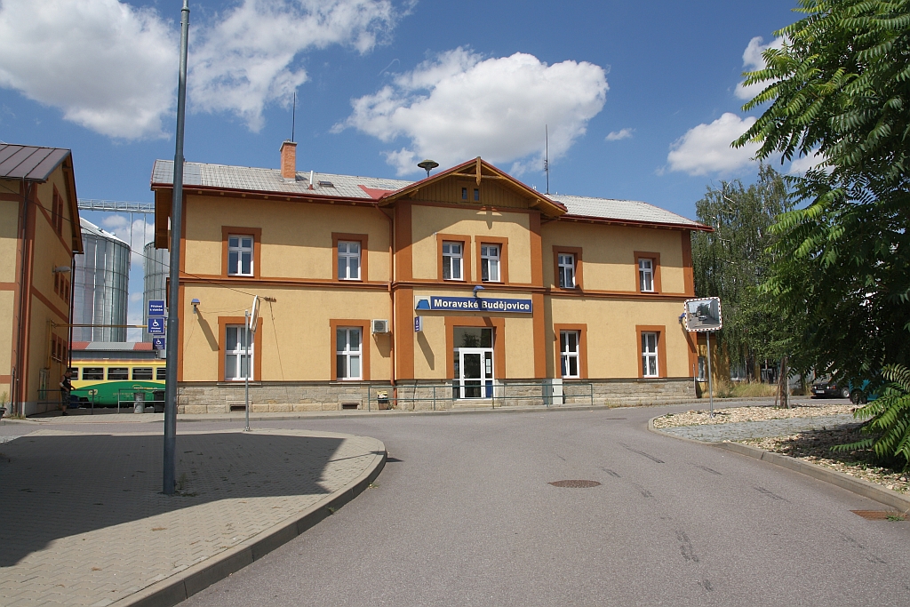 Vorplatansicht des Bahnhof Moravske Budejovice am 09.August 2019.