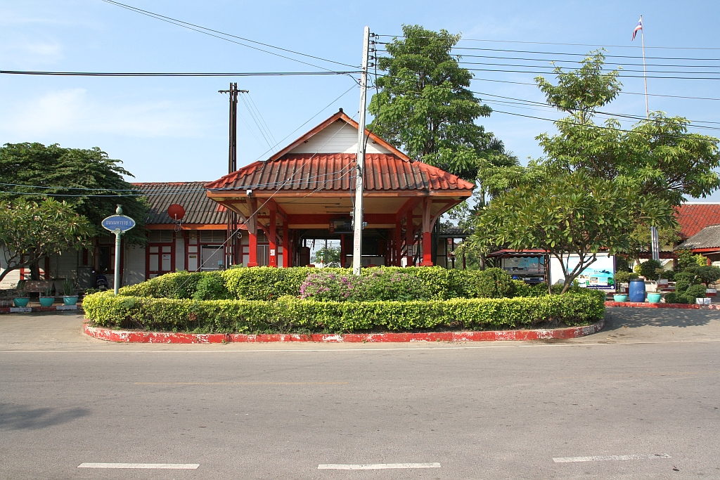 Vorplatzansicht der alten Prachuap Khiri Khan Station am 09.Dezember 2023. - Sobald die neue, gleich nördlich anschließende Station infolge des 2 gleisigen Ausbau der Southern Line in Betrieb geht wird dies Geschichte sein.