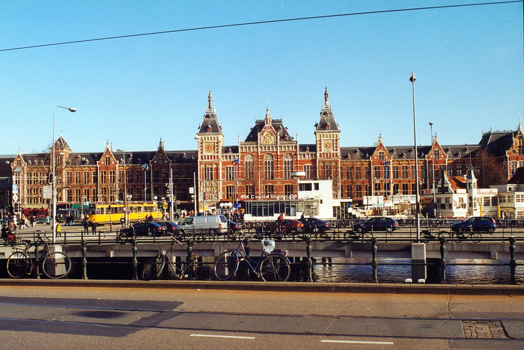Vorplatzansicht der Amsterdam Centraal Station am 02.März 2002. (Fotoscan)