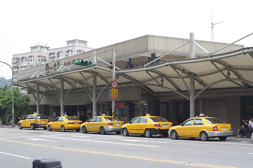 Vorplatzansicht der Badu Station am 31.Mai 2014.