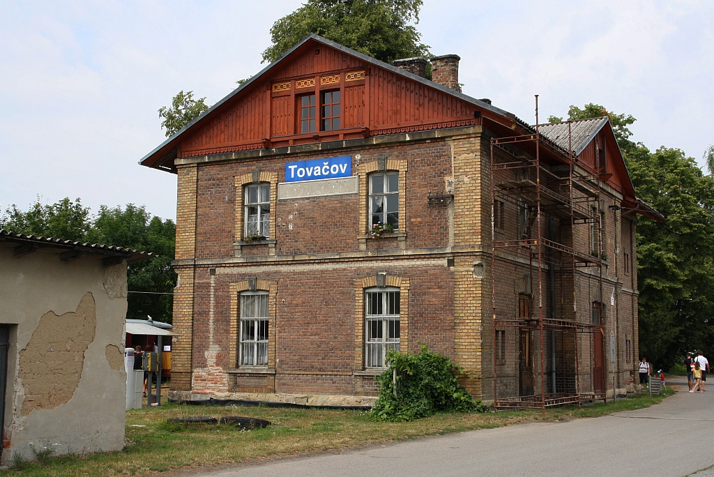 Vorplatzansicht des Aufnahmsgebäude des Bahnhof Tovacov am 20.Juli 2019.