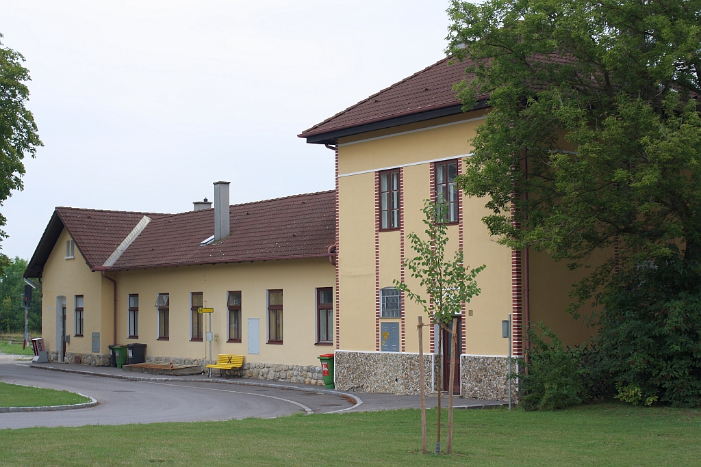 Vorplatzansicht des Aufnahmsgebäude des Bf. Bad Pirawarth am 01.August 2014.