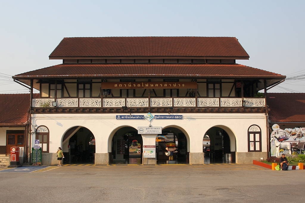 Vorplatzansicht des Aufnahmsgebäude der Nakhon Lampang Station am 25.März 2023.