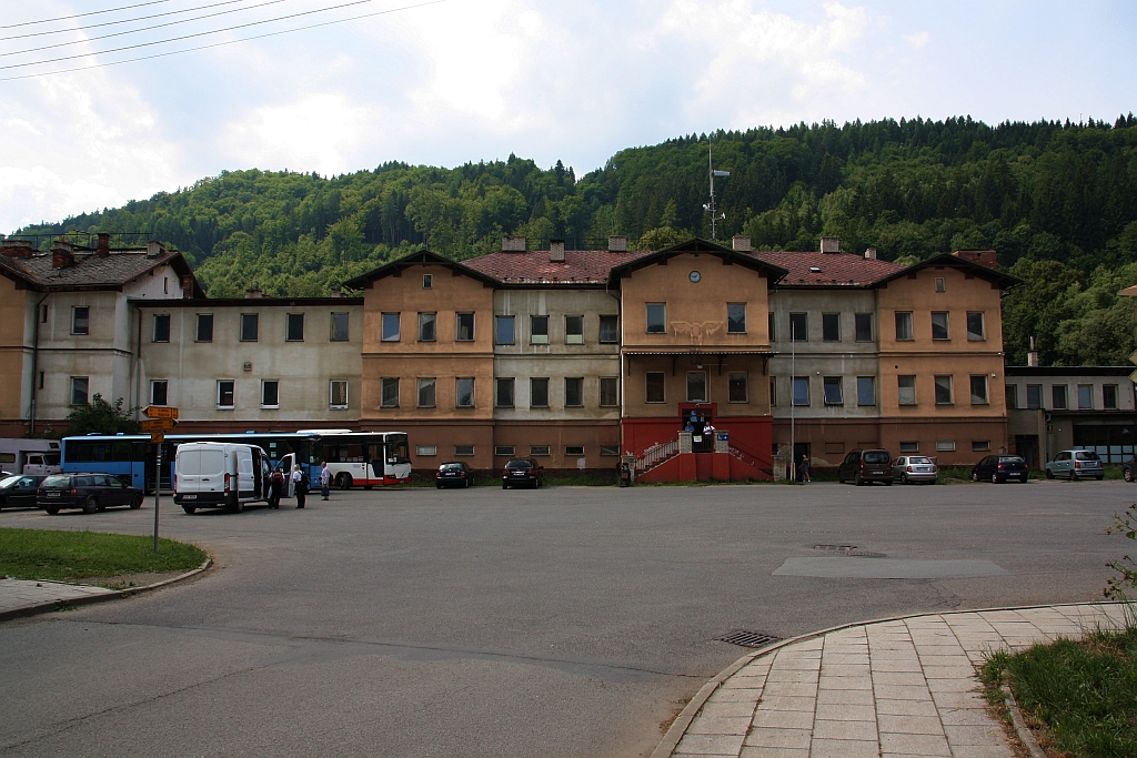 Vorplatzansicht des Aufnahmsgebäudes des Bahnhof Hanusovice am 21.Juli 2018.