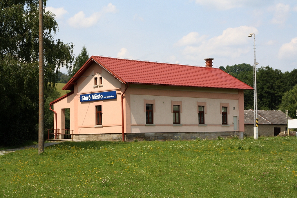 Vorplatzansicht des Aufnahmsgebäudes des Bahnhof Stare Mesto pod Sneznikem am 21.Juli 2018.