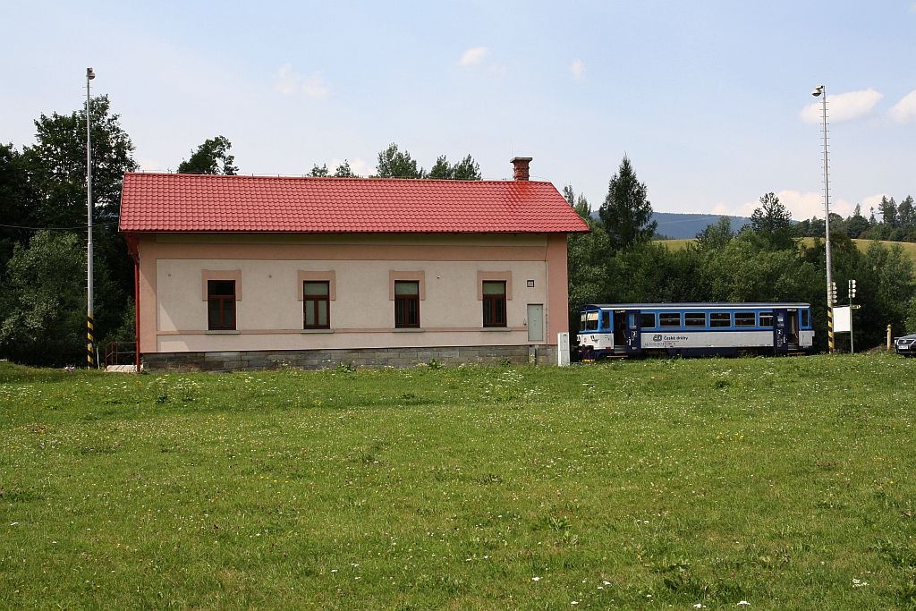Vorplatzansicht des Aufnahmsgebäudes des Bahnhof Stare Mesto pod Sneznikem am 21.Juli 2018, wo der CD 810 292-3  DANA  gerade die Wendepause vom Os 13664 (von Hanusovice) auf den Os 13667 (nach Hanusovice) hält.