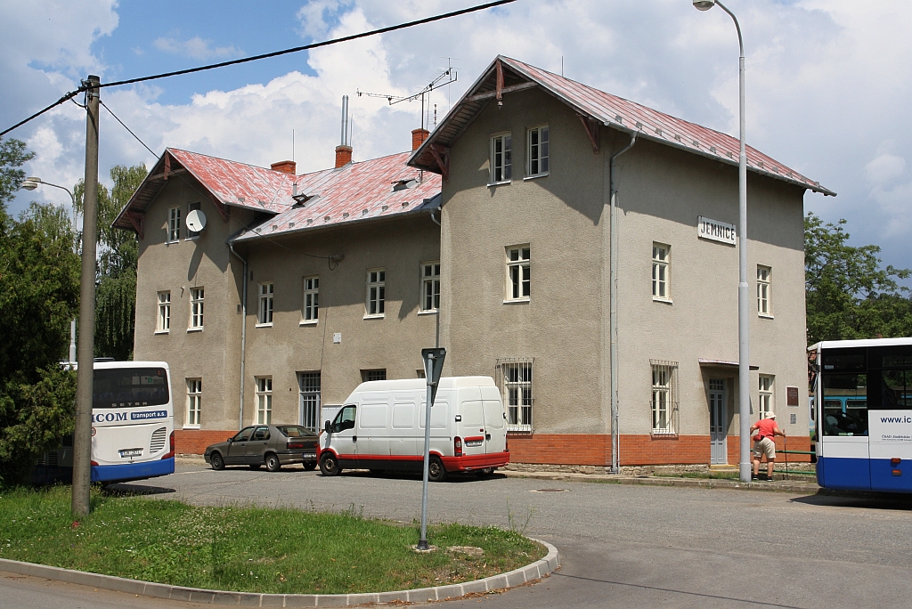 Vorplatzansicht des Aufnahmsgebäudes des Bf. Jemnice am 14.Juli 2018.