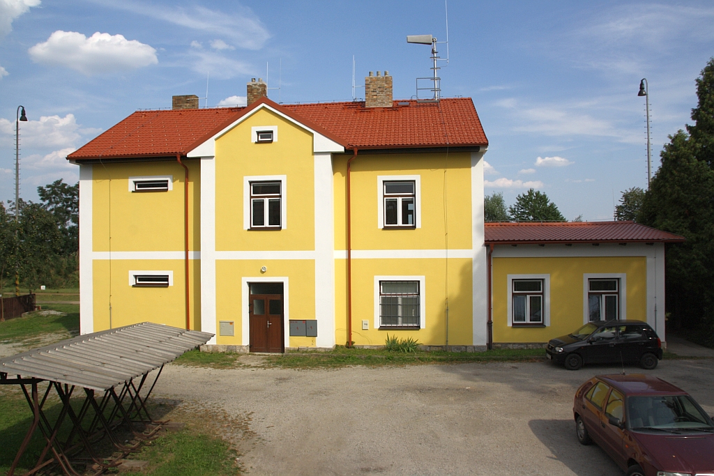 Vorplatzansicht des Bahnhof Lomnice nad Luznice am 04.August 2018. 