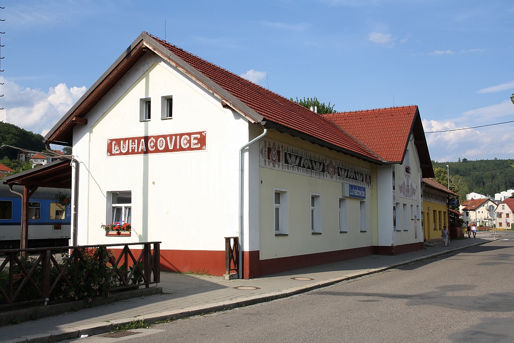 Vorplatzansicht des Bahnhof Luhacovice am 20.Juli 2019.