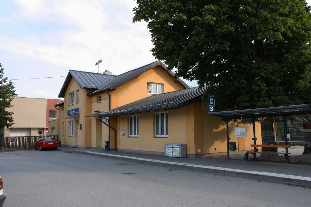 Vorplatzansicht des Bahnhof Namest nad Oslavou am 24.August 2019.