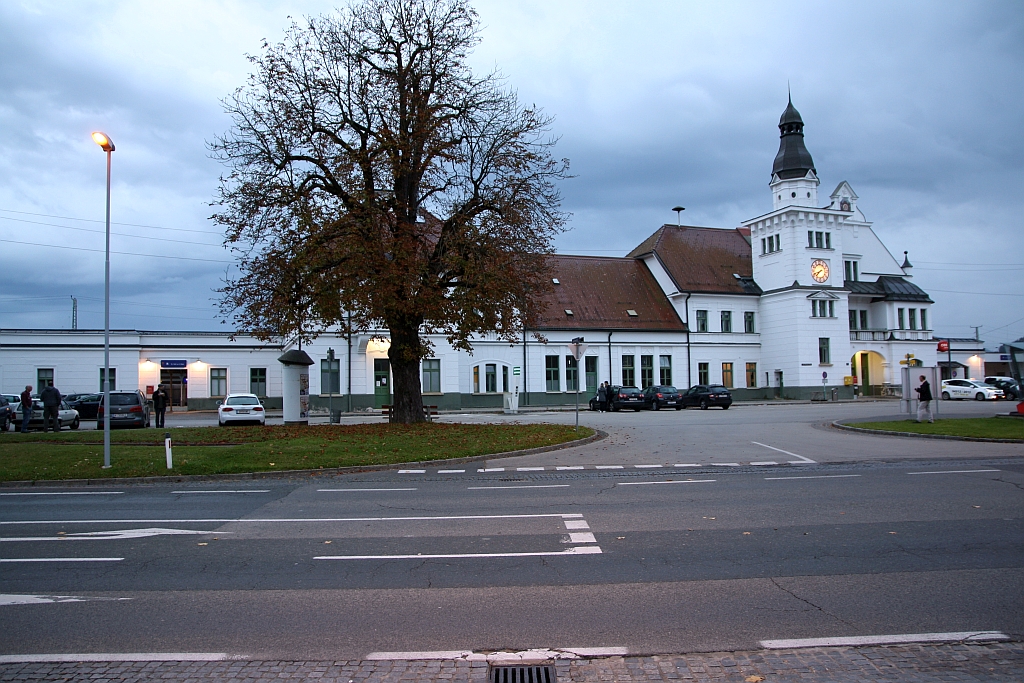 Vorplatzansicht des Bahnhof St. Veit an der Glan in der Morgendämmerung des 24.Oktober 2020.