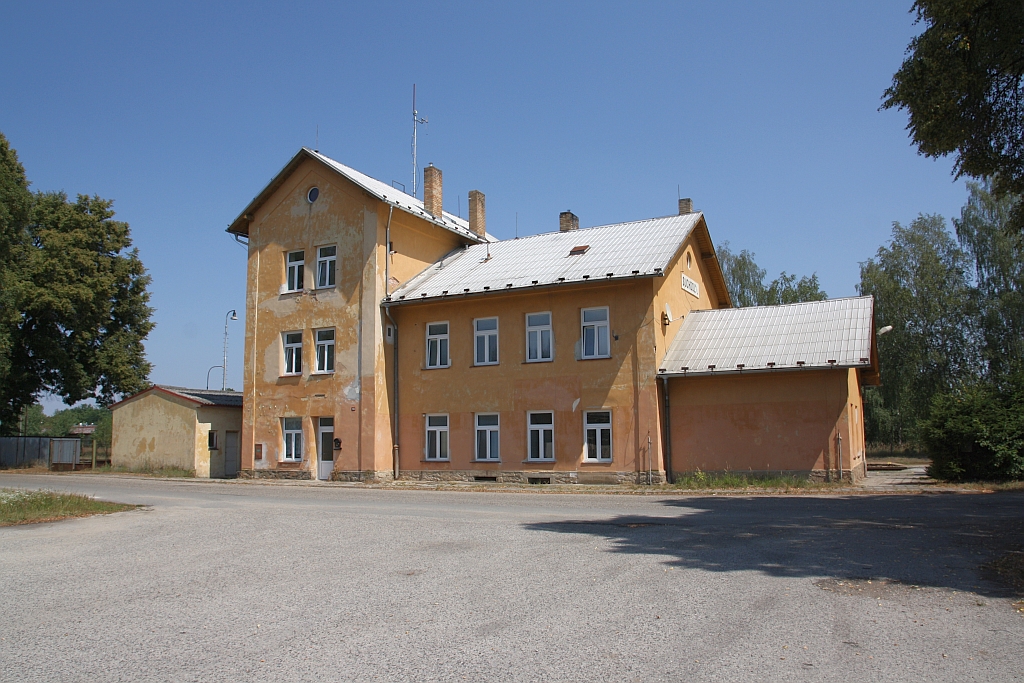 Vorplatzansicht des Bahnhof Suchdol nad Luznice am 04.August 2018. 
