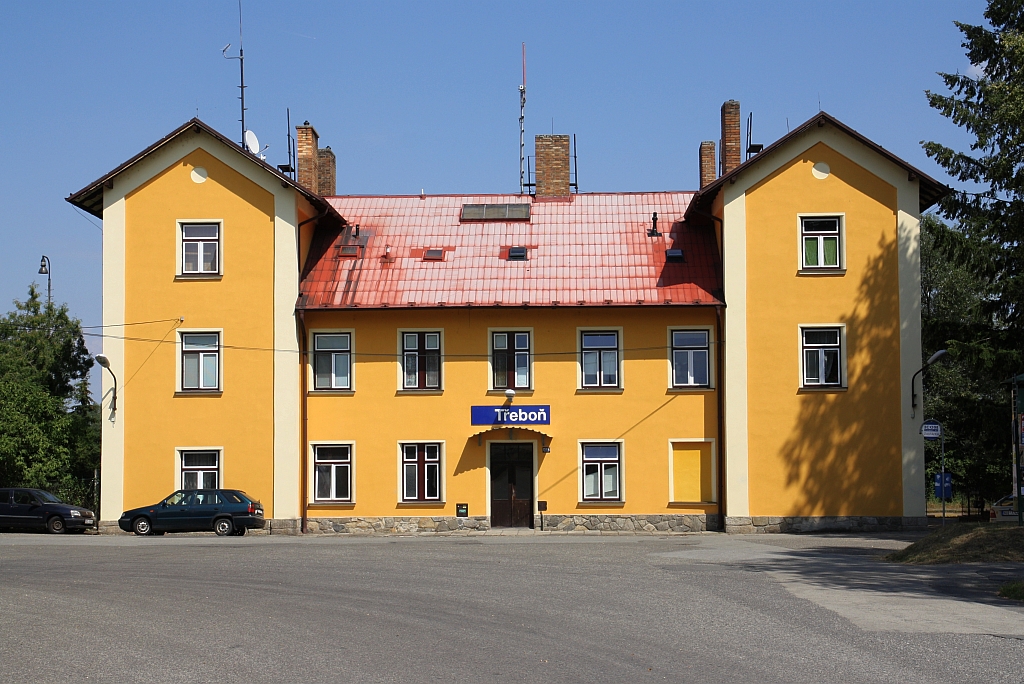 Vorplatzansicht des Bahnhof Trebon am 04.August 2018. 