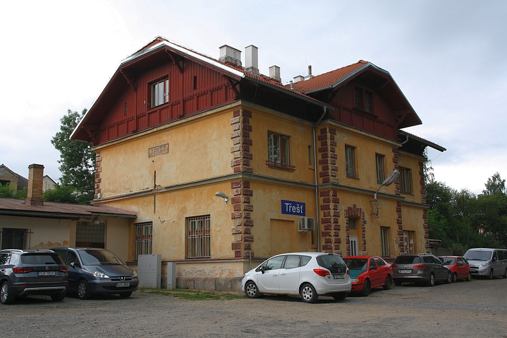 Vorplatzansicht des Bahnhof Trest am 10.August 2019.