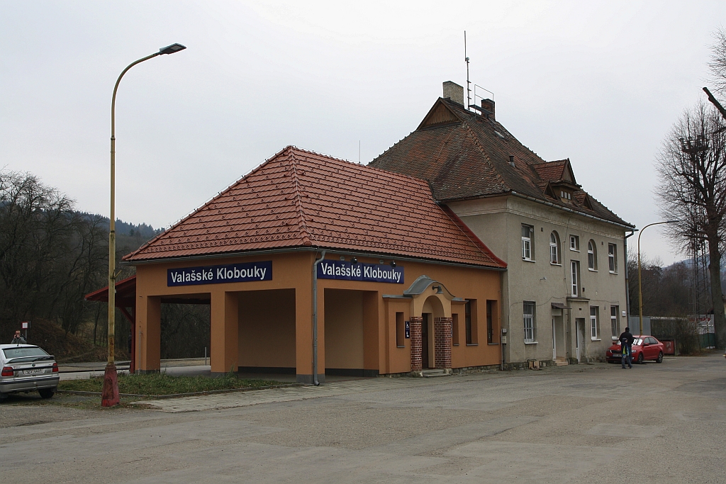 Vorplatzansicht des Bahnhof Valasske Klobouky am 01.Dezember 2018.