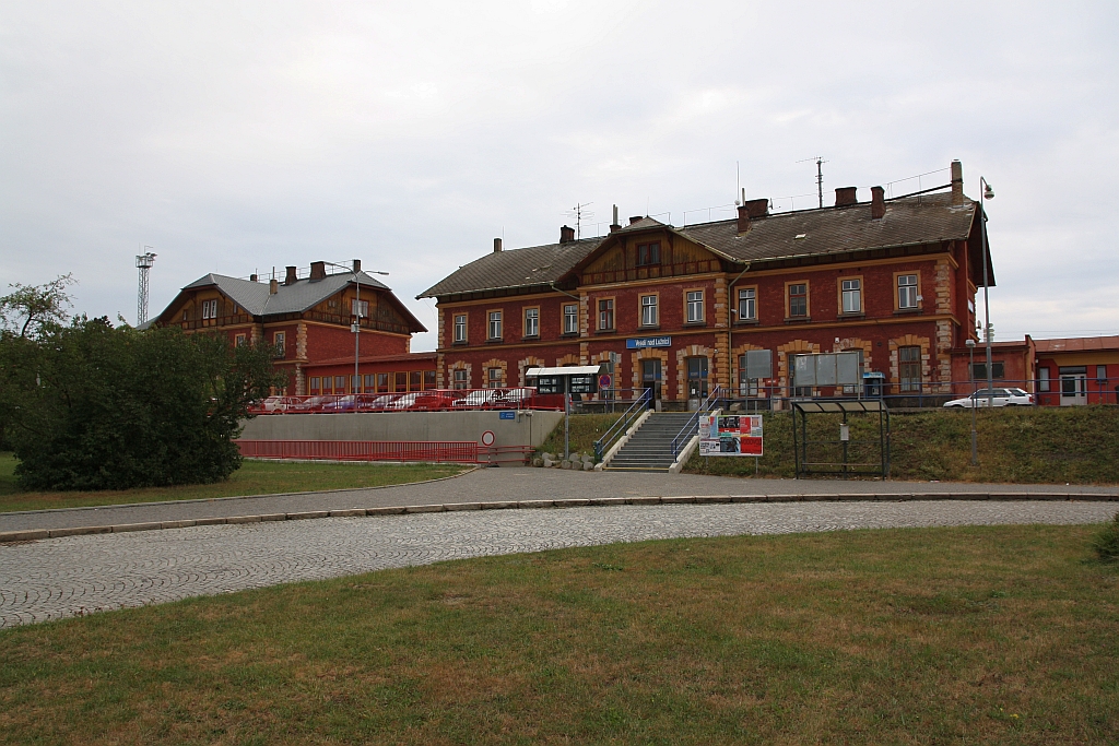 Vorplatzansicht des Bahnhof Veseli nad Luznice am 25.August 2018.