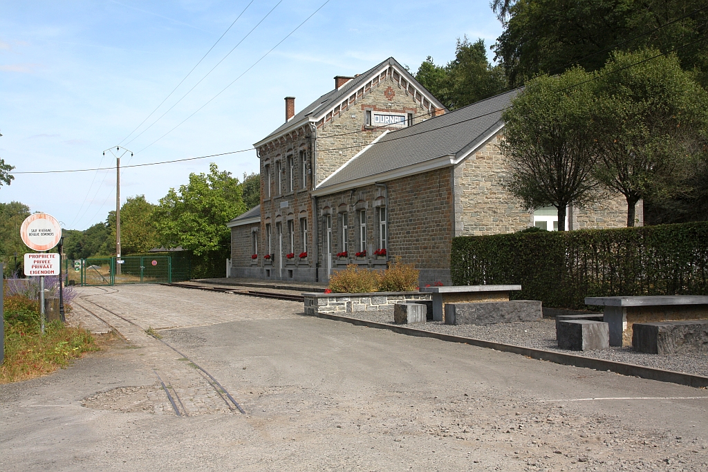 Vorplatzansicht des ehemaligen SNCB Gare de Dorinne-Durnal. - Bild vom 24.Juli 2026.