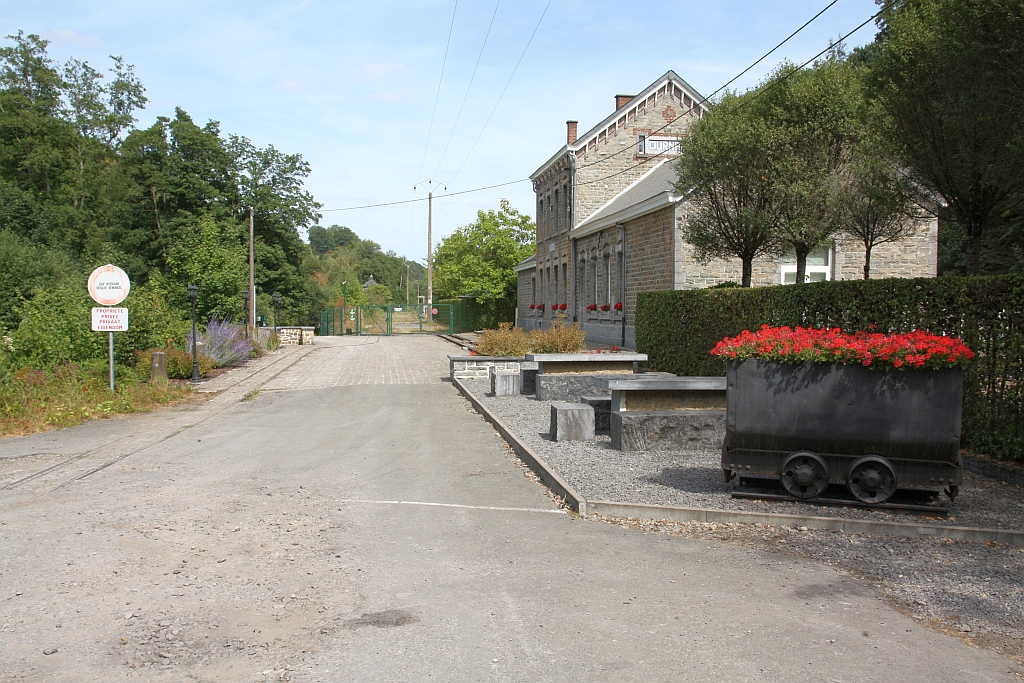 Vorplatzansicht des ehemaligen SNCB Gare de Dorinne-Durnal. An die Zeiten des Bergbau erinnert die als Blumentopf verwendete Lore. - Bild vom 24.Juli 2026.