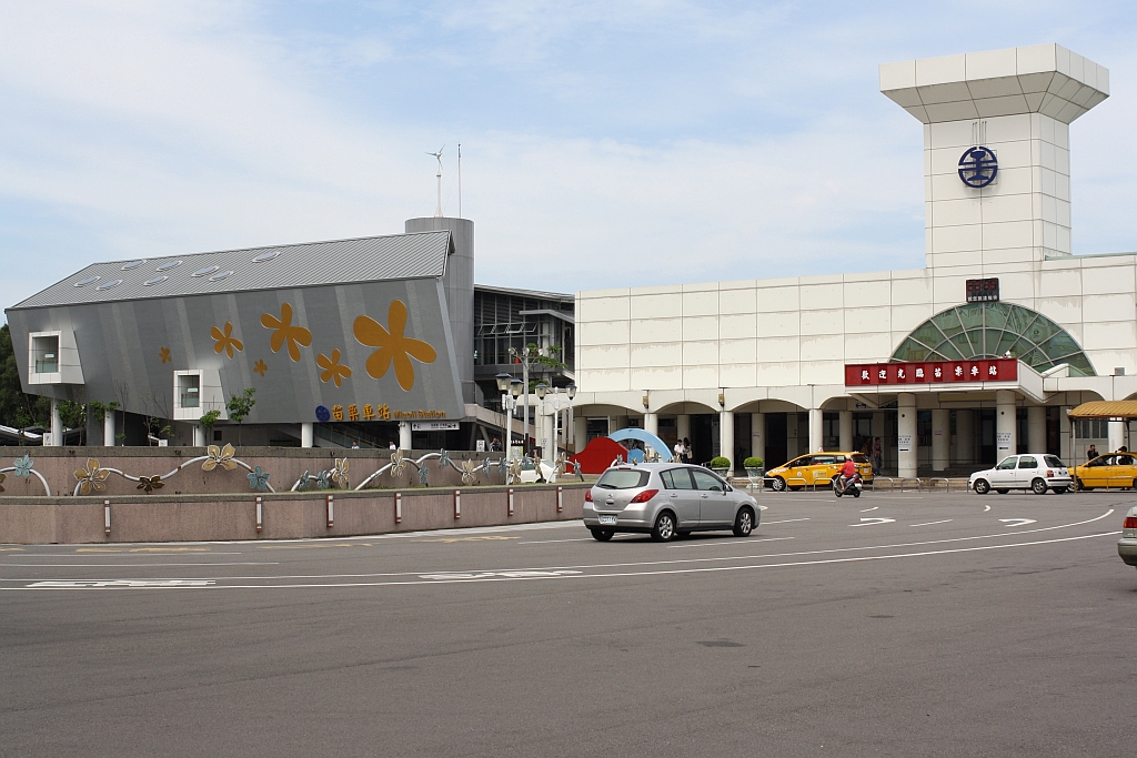 Vorplatzansicht der neuen (links) und alten (rechts) Miaoli Station am 02.Juni 2014.