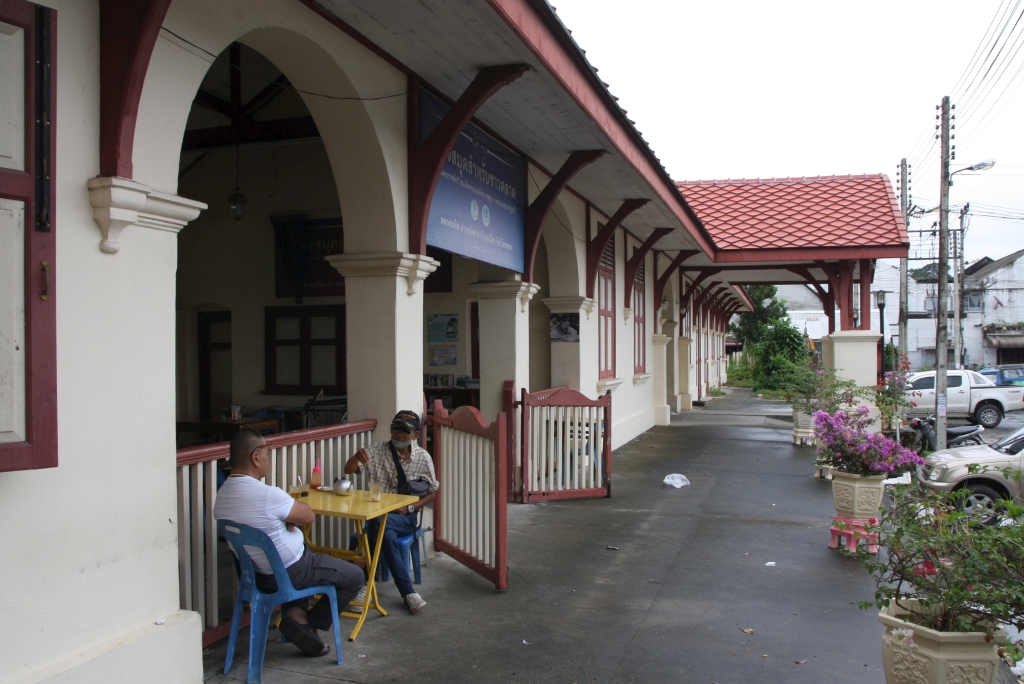 Vorplatzseite der ehemaligen Songkhla Station, in der sich auch ein kleines Buffet befindet. Bild vom 07.Jänner 2023. Von der 1978 eingestellten Bahnlinie Hat Yai - Songkhla ist das Aufnahmsgebäude der Songkhla Station noch erhalten und steht seit 2004 unter Denkmalschutz.