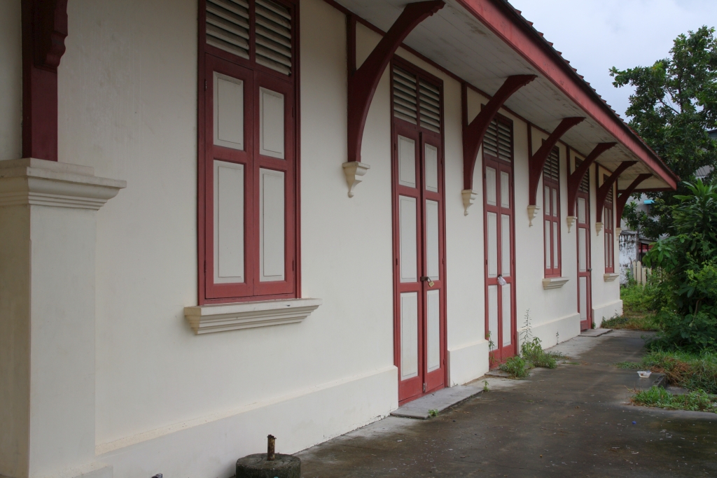 Vorplatzseitiges Fassadendetail der ehemaligen Songkhla Station am 07.Jänner 2023. Von der 1978 eingestellten Bahnlinie Hat Yai - Songkhla ist das Aufnahmsgebäude der Songkhla Station noch erhalten und steht seit 2004 unter Denkmalschutz.