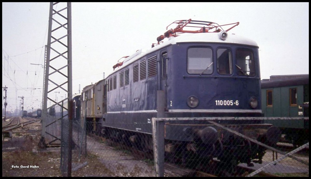 Vorserien E 10 der Deutschen Bundesbahn.
Am 30.3.1991 stand 110005 noch im Außenbereich des Eisenbahn Museum Nördlingen und wartete auf bessere Zeiten.