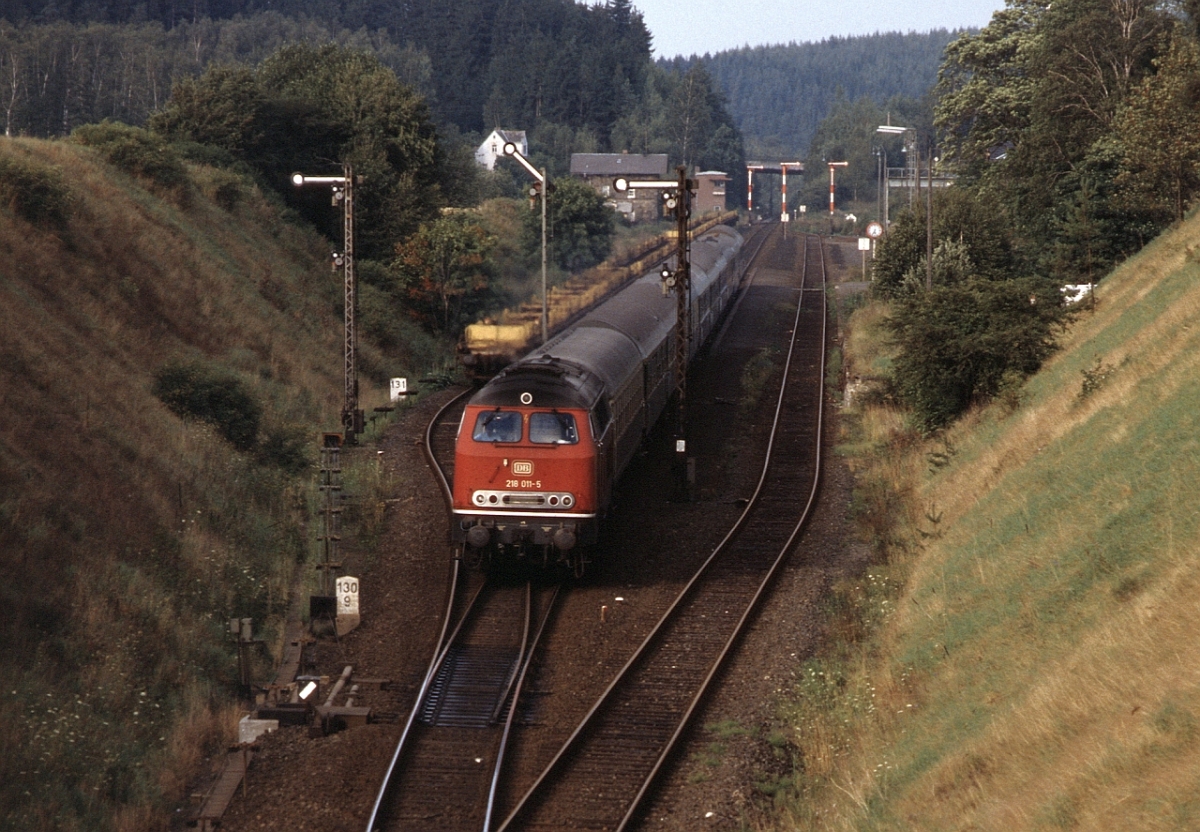 Vorserienlok 218 011 durchfhrt mit D 250 Praha-Frankfurt den heute nicht mehr existierenden Bahnhof Seuen an der Strecke Schirnding-Marktredwitz (13.7.1987).